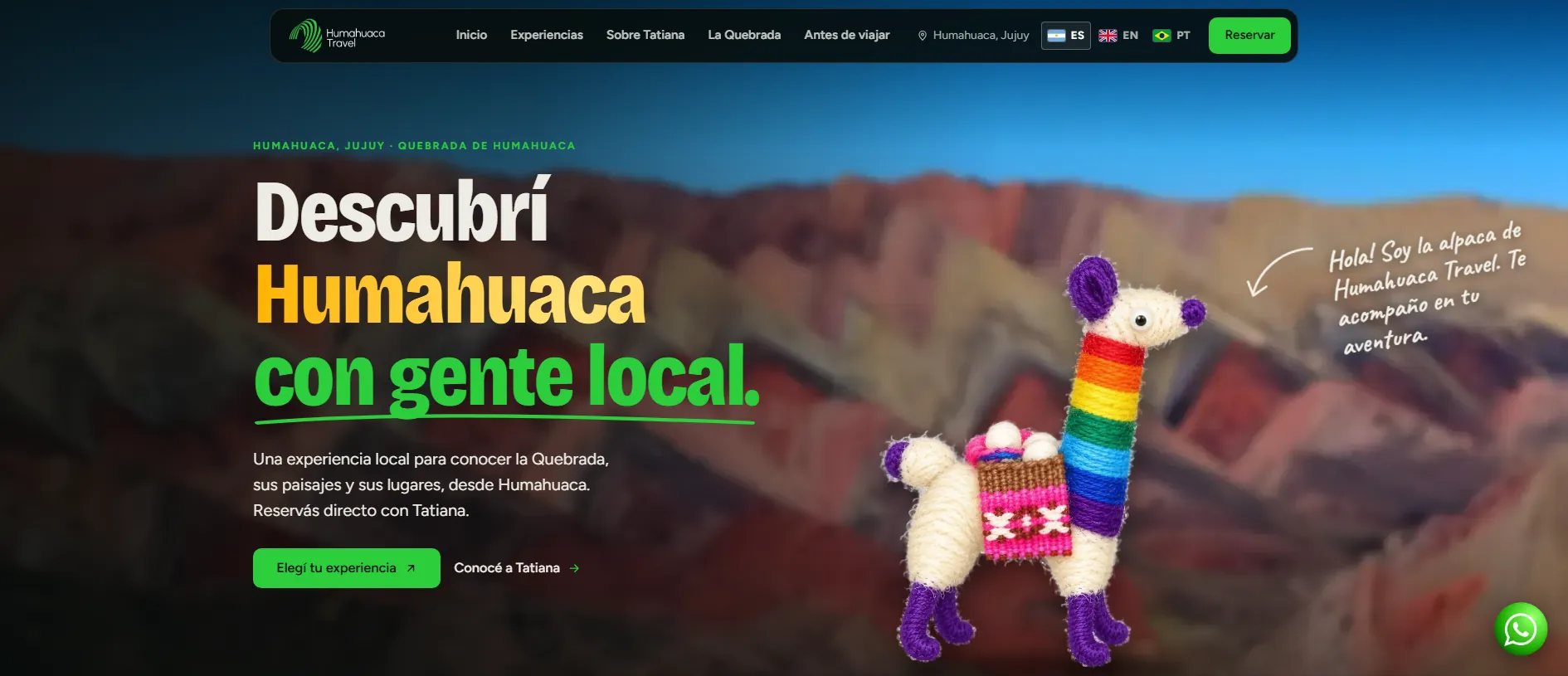 Inicio de humahuacatravel.com: «Descubrí Humahuaca con gente local», con los cerros de colores desenfocados de fondo y una alpaca de lana multicolor